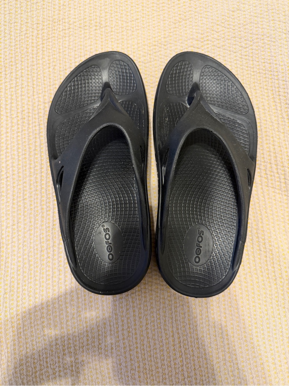 OOFOS Black Recovery Flip Sandals